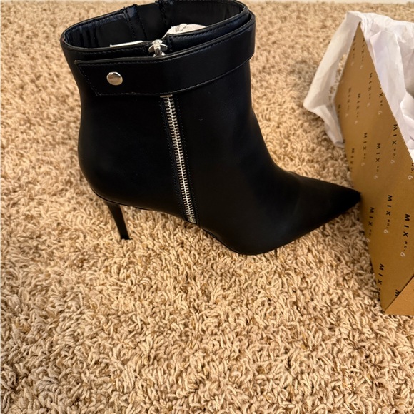 Used- Mix No. 6 Lallani Bootie 9.5
Worn Once
Good Condition - Picture 3 of 5